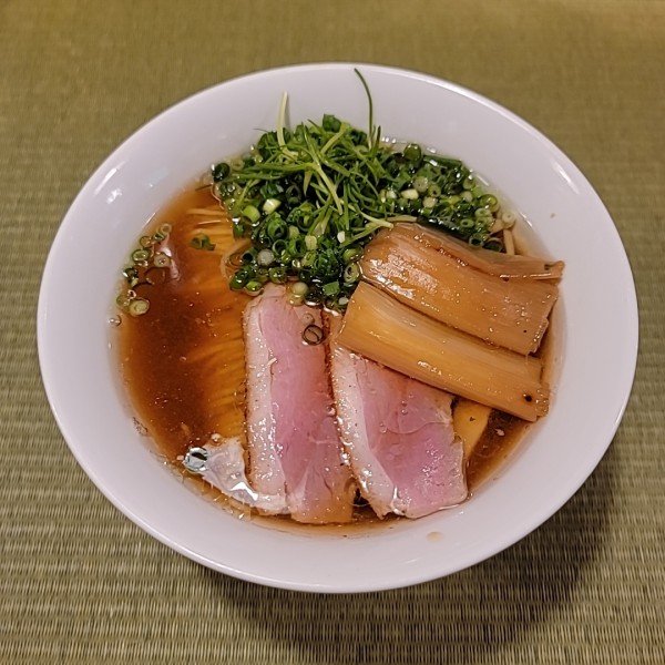 「鴨らーめん（1丸太白葱、3万能葱おかひじき和え）」@らーめん 鴨&葱の写真