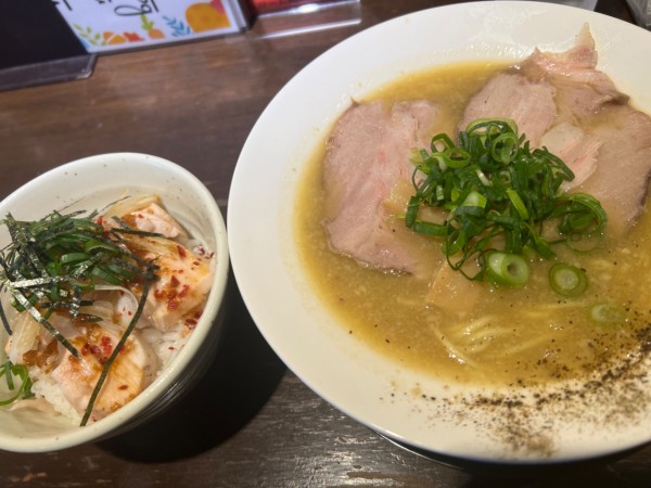 「鶏白湯ラーメン＋ミニ蒸し鶏丼セット（900＋380円）」@焼き鳥 伸  五条七本松店の写真