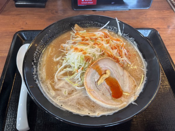 「大盛濃厚味噌辛ねぎらーめん　910円」@伝丸 299号飯能BP店の写真