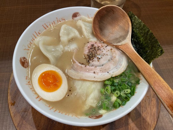 「らぅめん760円+水ぎょうざ（３個）150円+替え玉100円」@Noodle Works -BALI- 藤沢店の写真