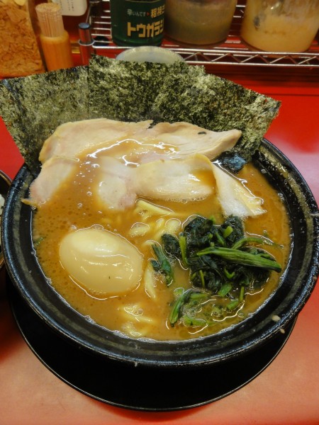 「ラーメン800円普通 半チャーシューマブシ100円」@柏 王道家の写真