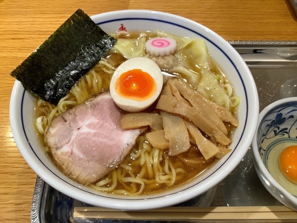 「ワンタンメン 小盛+生玉子」@中華麺 多文の写真