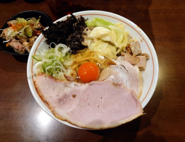 「芳醇ちーゆそば(汁なし)+コロチャー」@らーめん飛粋の写真