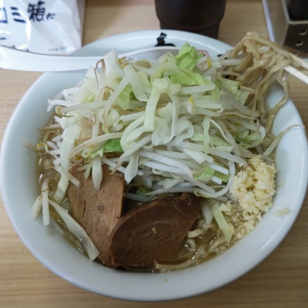 「ラーメン大盛(880円) 太麺、野菜マシ」@島系 本店の写真