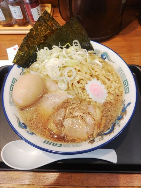「中華そば( ﾁｬｰｼｭｰﾒﾝ)+味玉  ﾒﾝﾏ抜き」@舎鈴 桶川店の写真