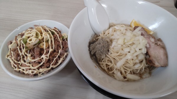 「油そば500円豚めし（麺とセットで150円）」@寺カフェ 中華そば水加美の写真
