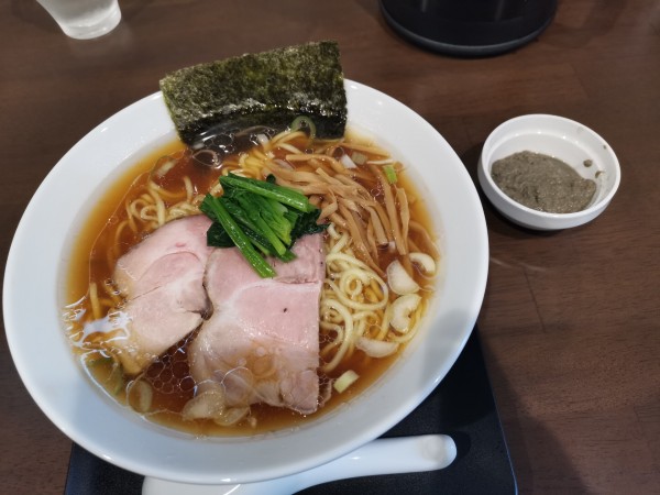 「三つ由の中華そば(醤油)＋にぼしペースト」@三つ由の写真