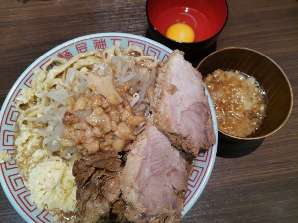 「ラーメン(小)＋豚2枚」@麺屋 神工の写真