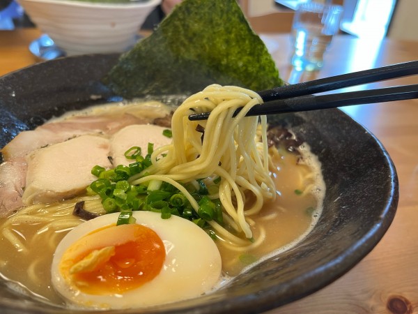 「醤油とんこつSOBA細麺　850円」@中華蕎麦 円雀の写真
