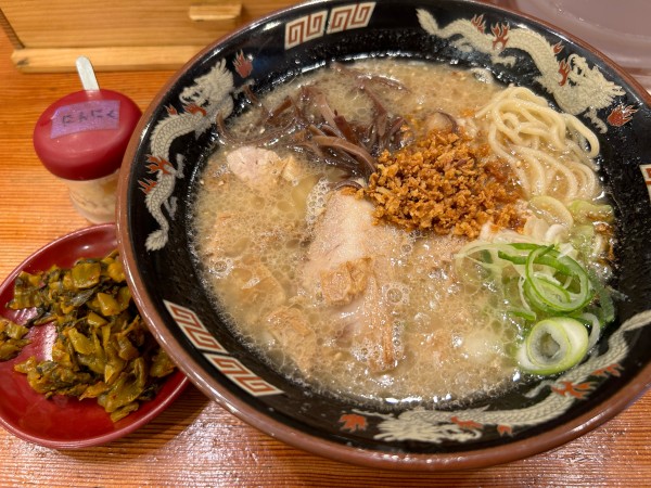 「豚とろラーメン890円、辛子高菜60円」@豚とろ 天文館アーケード店の写真