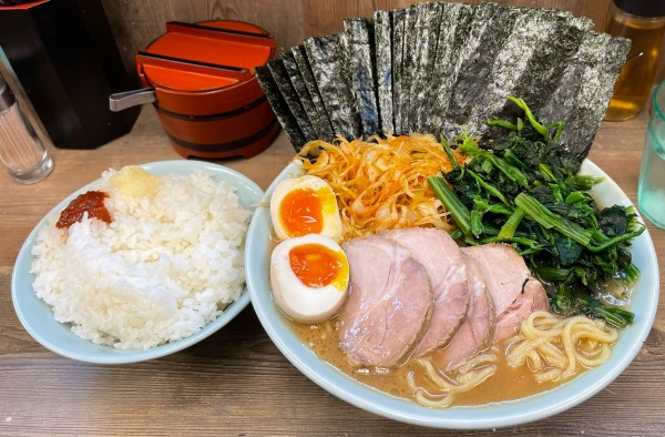 「渡来武ラーメン中、辛ネギ、のり増し、ほうれん草」@横浜らーめん 渡来武の写真