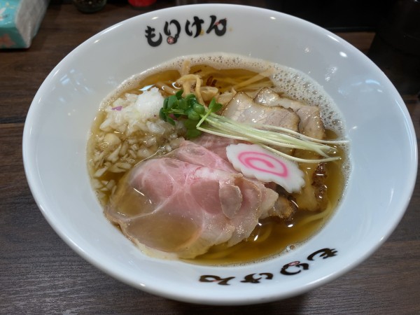 「淡麗煮干し醤油 800円+炙りチャー2枚150」@盛田軒 もりたラーメン研究所の写真