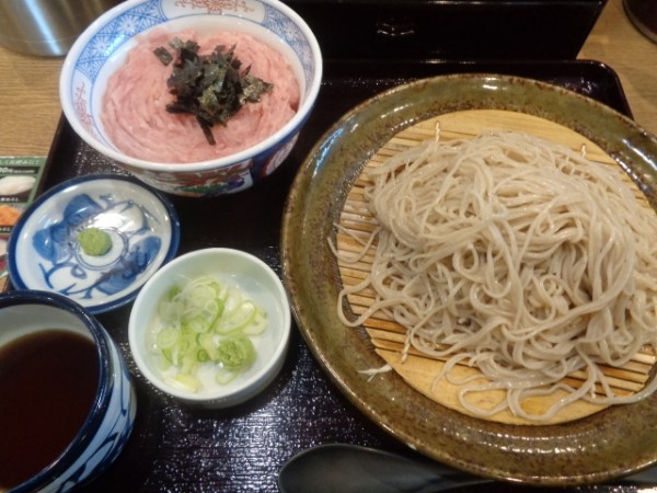 「もりそばとまぐろたたき丼セット 900円」@十割そば会 福島西口本店の写真