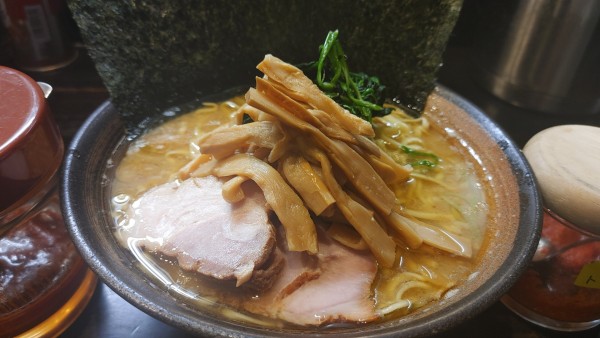 「ラーメン(大)・メンマ (硬め多め)￥1,130」@家系ラーメン 鶴見 幸家の写真