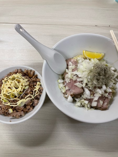 「油そば玉ねぎハーフチャーシュー　豚飯」@寺カフェ 中華そば水加美の写真