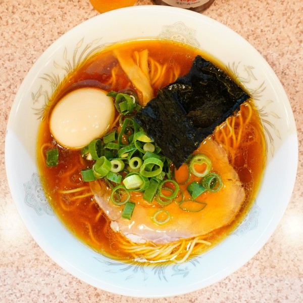 「醤油ラーメン＋半熟煮卵＋ビール（中瓶）」@ラー麺専門店 こしがやの写真