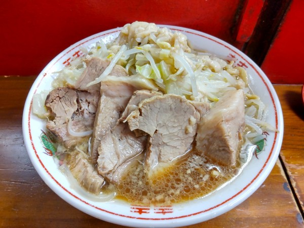 「ラーメン小＋ブタ、 ヤサイ アブラ」@ザ・ラーメンスモールアックスの写真