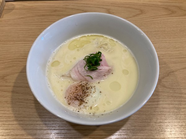 「白トリュフオイル香る鶏白湯麺」@らーめんMAIKAGURAの写真