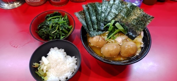 「チャーシューメン+味玉3、海苔、ほうれん草、ライス」@家系総本山 ラーメン吉村家の写真