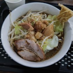 小ラーメン豚1枚(900円)＋生玉子