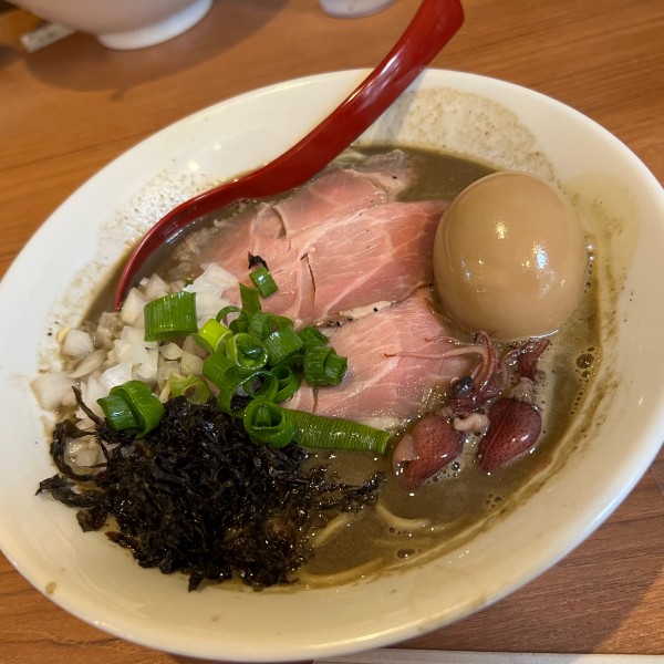 「イカした濃厚ニボタージュ」@煮干中華そば 鈴蘭 新宿店の写真