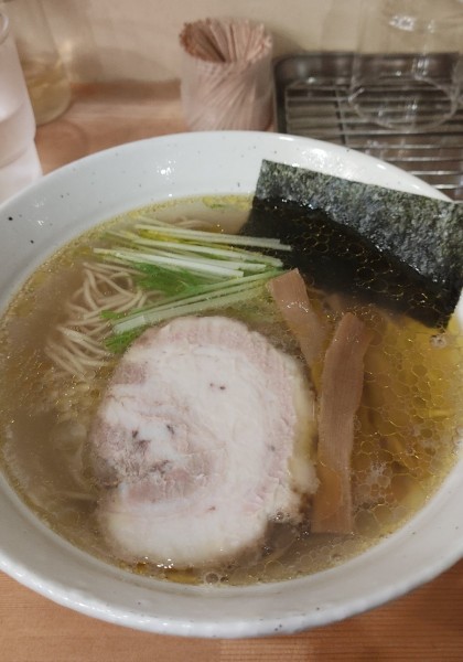 「白醤油らーめんと味玉チャーシューご飯小」@麺や ラチエン通りの写真