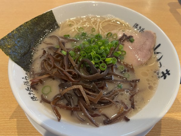 「らーめん、カタ＋替玉＋きくらげ（サービス券）」@博多長浜らーめん いっき 戸塚安行店の写真