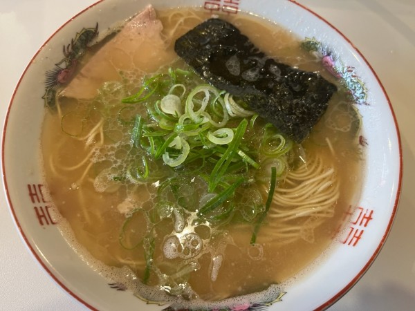 「ラーメン、替玉＋ゆでたまご（サービス）」@中洲屋台 長浜ラーメン 初代 健太の写真