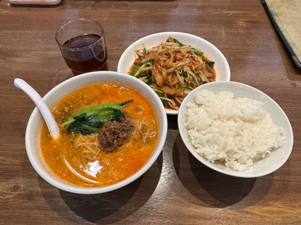 「陳麻家定食（半担々麺＋豚キムチ）1,000円→750円」@陳麻家 高崎駅西口店の写真