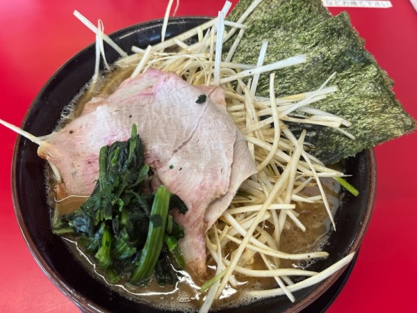 「ネギラーメン白（和風スパイス）、中盛」@王道家直伝 との丸家 八潮店の写真