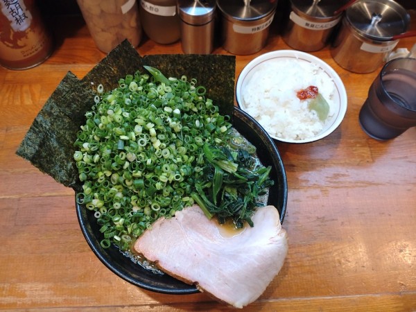 「ラーメン＋万能ねぎメガ盛り＋ライス」@末廣家の写真
