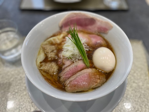 「中華蕎麦〈醤油〉特上 ¥1600」@宍道湖しじみ中華蕎麦 琥珀 池袋店の写真