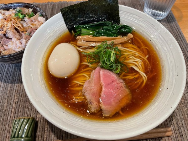 「醤油らぁ麺 + 3種チャーシューごはん + 味玉(クーポン)」@麺屋 さくら井の写真