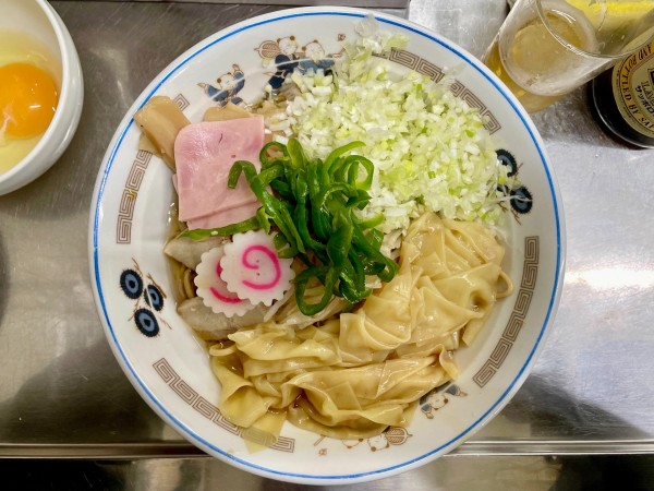 「サッポロ赤星＋チャシュー皿→ 五目ワンタン油そば＋生卵」@中華そば みたかの写真