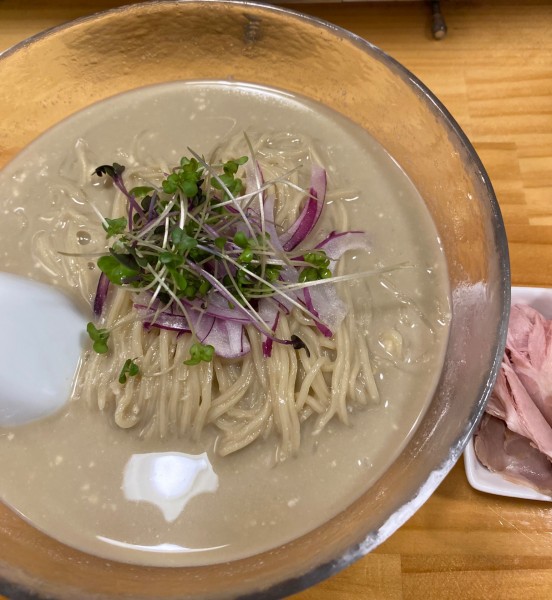 「【限定】冷やし帆立らーめん　９２０円」@煮干らーめん 紫乱の写真