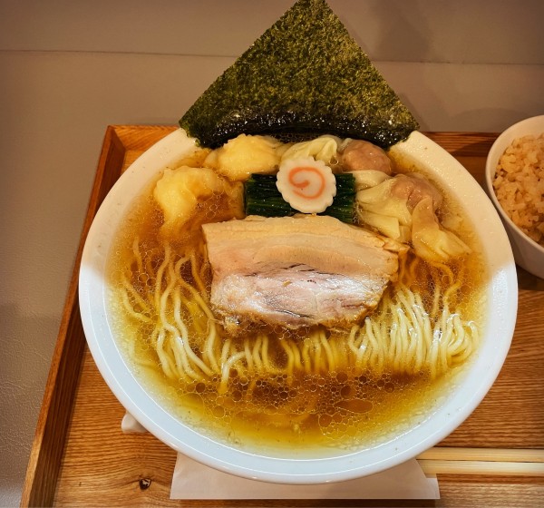 「ワンタン付き生姜醤油らーめん(ブレンド醤油)」@あはれの写真