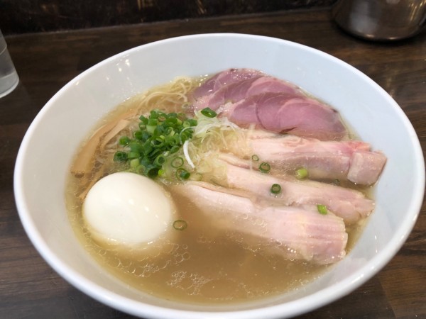 「しお全部のせ」@町田汁場 しおらーめん進化 町田駅前店の写真