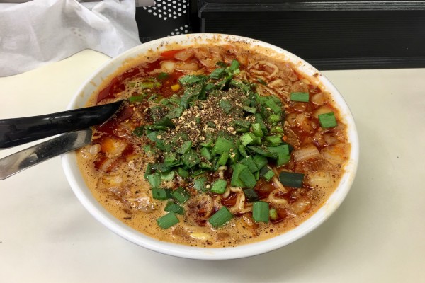 「勝浦タンタンメン(激辛) 850円＋無料小ライス」@ビンギリの写真