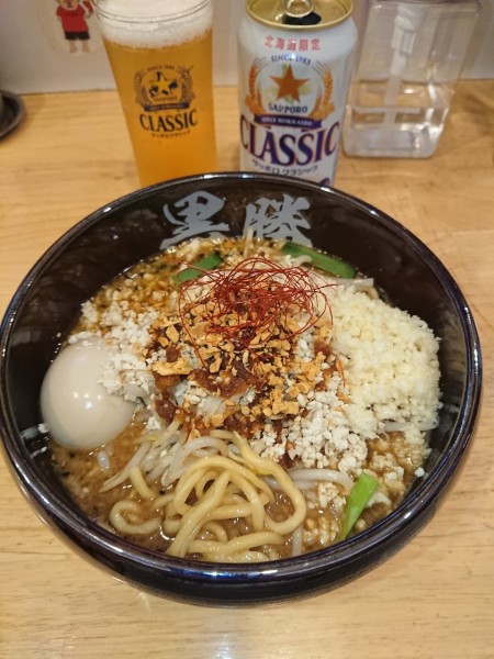「札幌クラシック缶＋にんにく味噌らーめん＋味玉」@味噌らーめん専門 黒勝の写真