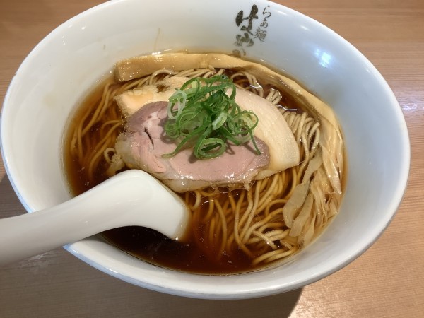 「醤油らぁ麺　850円」@らぁ麺 はやし田 新宿本店の写真