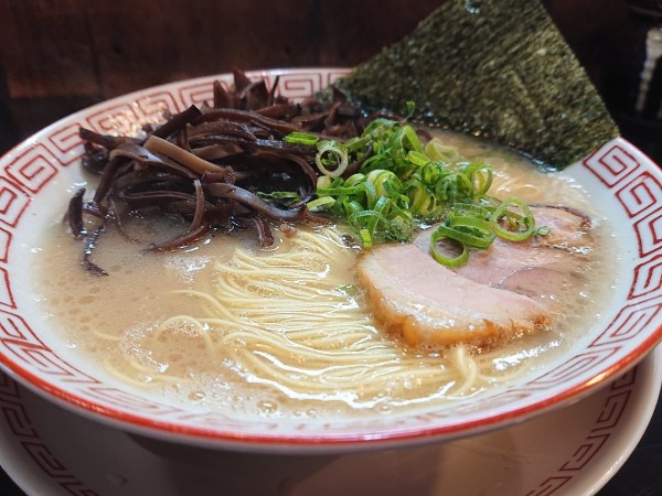 「定番長浜らーめん(topきくらげ)」@博多長浜らーめん 六角堂 八王子店の写真