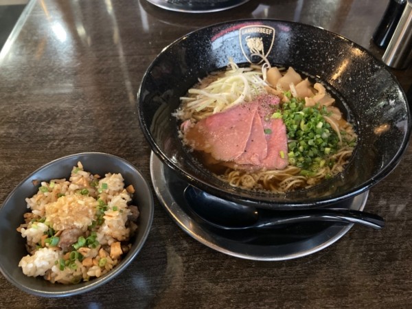 「平日ランチセット　ローストビーフラーメン、ガーリックライス」@麺処 LAMBORBEEFの写真