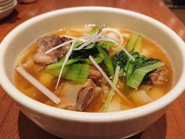 「スペアリブのせ刀削麺」@唐朝刀削麺 成田空港店の写真