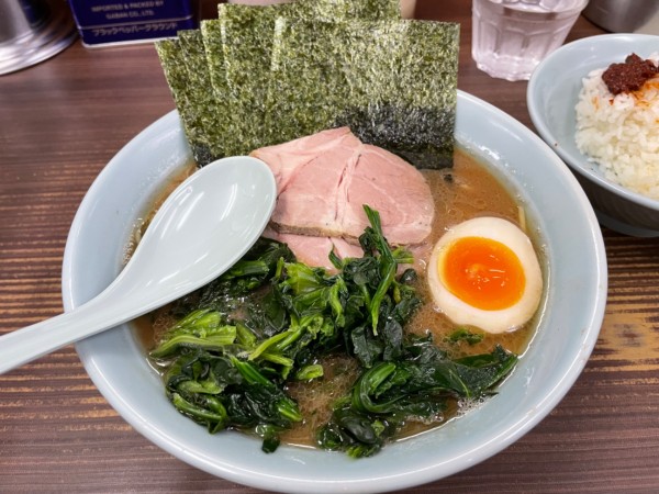 「特製らーめん並＋ほうれん草」@横浜家系らーめん 武蔵家 川口店の写真