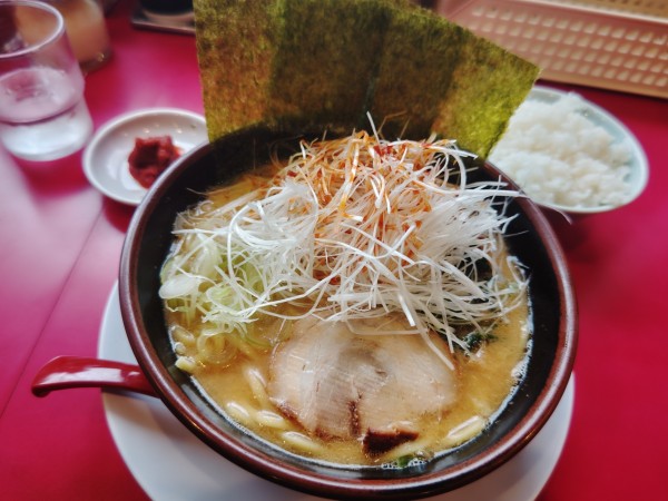 「豚骨辛ネギラーメンみそ＆辛玉１０００円」@葵一家の写真