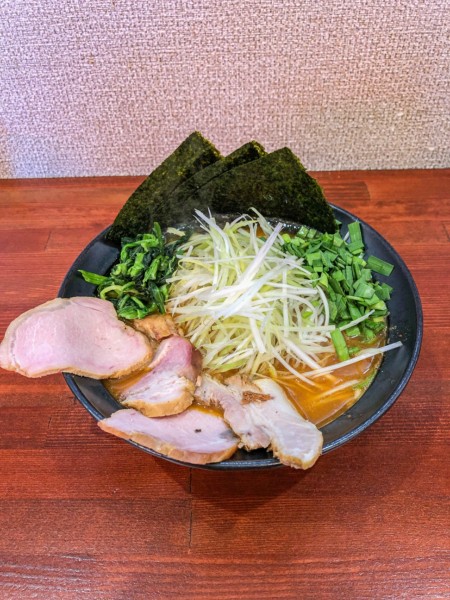 「限定味噌中盛+スモチャー+生ニラハーフ」@横浜家系らーめん 天王家 寒川総本店の写真