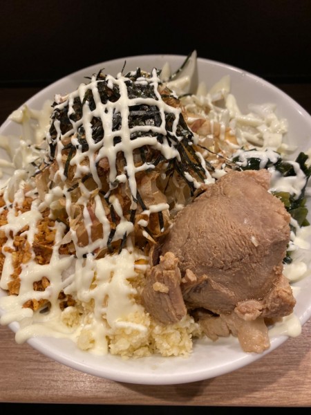 「【限定】冷やしジャンクサラダまぜそば　１０００円」@豚仙人 鶴見店の写真