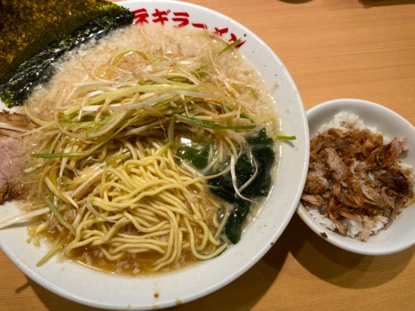 「ネギコテラーメン+チャ飯 1050」@○新 ネギラーメン 新橋店の写真
