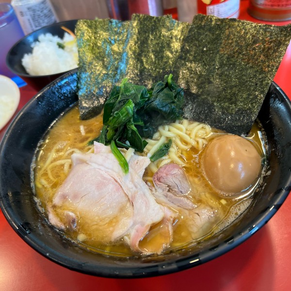 「中盛ラーメン（硬め）味玉」@家系総本山 ラーメン吉村家の写真