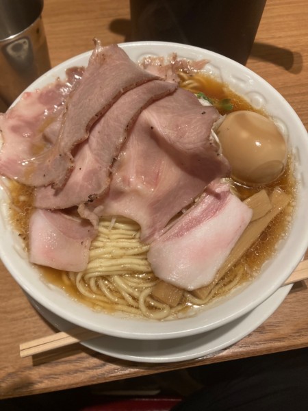 「あぶりチャーシュー麺全部乗せ」@ラーメン大戦争 神田店の写真